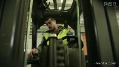 物流业务和运输设施，有手工工人操作叉车移动箱子和包裹的人在<strong>仓库</strong>工作